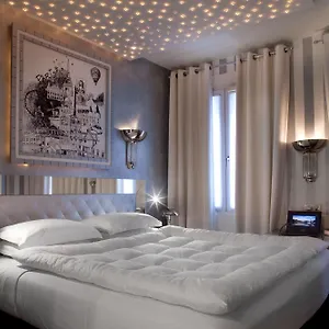 *** Otel Petit Madeleine Fransa